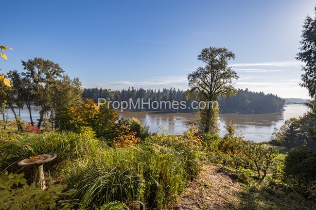 Building Photo - Riverfront Perfection with this Charming 3 Bedroom Lake Oswego Home!