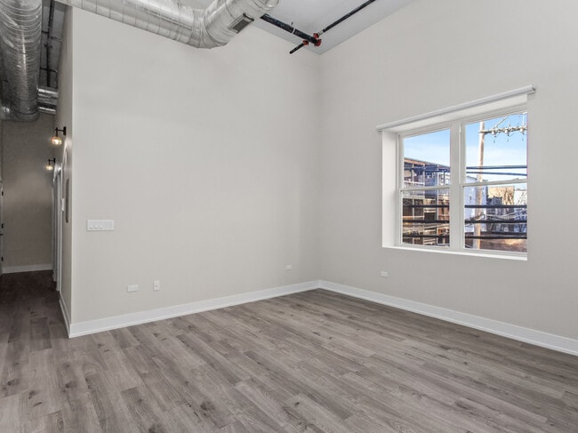 Building Photo - 3214 W Lawrence Ave