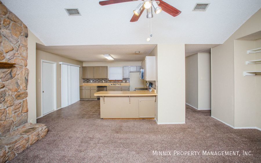 Building Photo - 4701 Country Club Dr