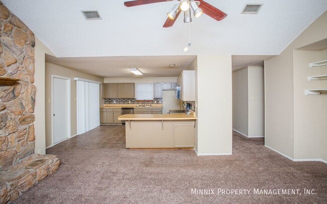 Building Photo - 4701 Country Club Dr