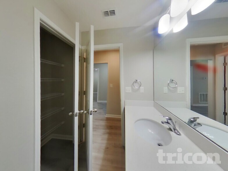 Building Photo - 77009 Birdseye Ct