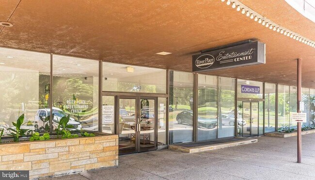 Building Photo - 1021 Arlington Blvd