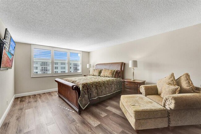 Building Photo - 1149 Hillsboro Mile