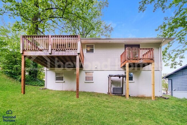 Building Photo - Stunning 4 Bedroom 2 Bathroom Home - Looki...