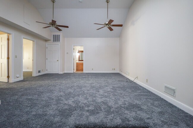 Building Photo - Updated Move In Ready 3-Bedroom Home, Grea...