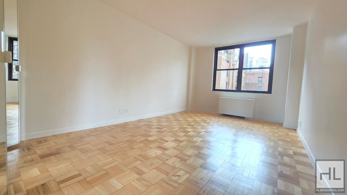 Building Photo - Midtown East One-Bedroom with Open Views