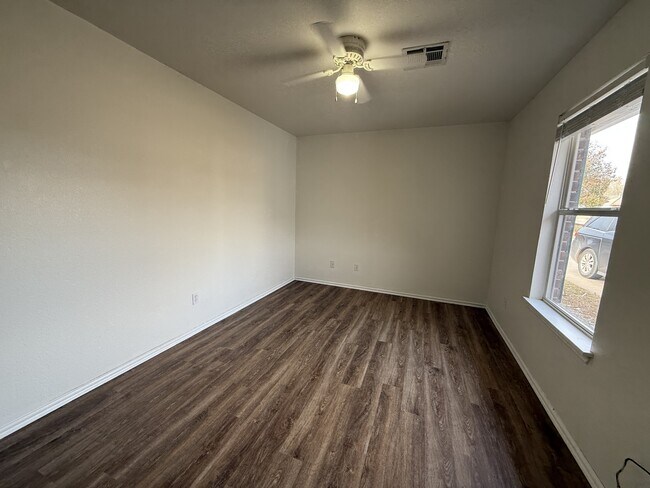 Building Photo - 701 S Stoneybrook St