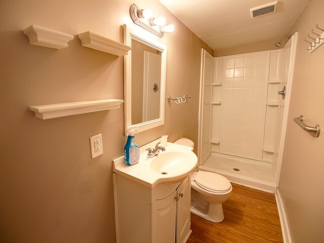 Building Photo - Spacious 1 Bedroom 1 Bath Home With Large ...