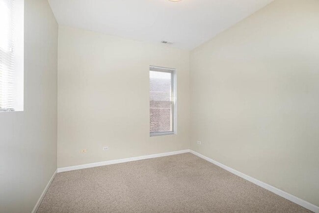 Building Photo - 2 bedroom in Chicago IL 60615