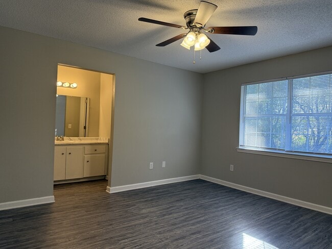 Building Photo - 862 Lyndsi Ln