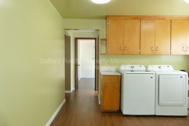 Building Photo - 2127 N 160th St