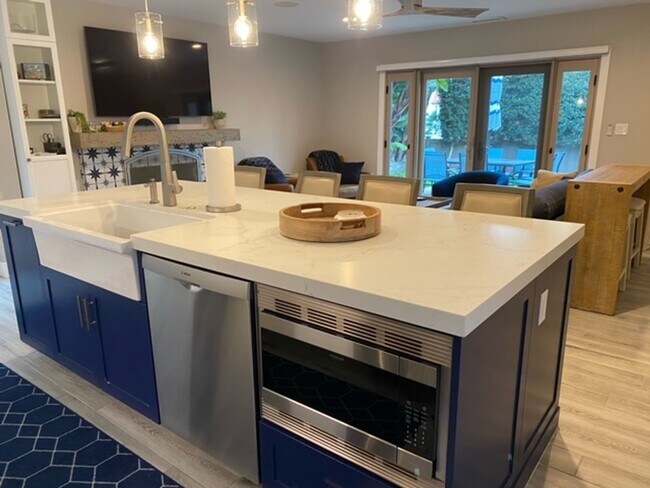 Building Photo - FURNISHED VACATION BEACH HOUSE- 30 days or more minimum