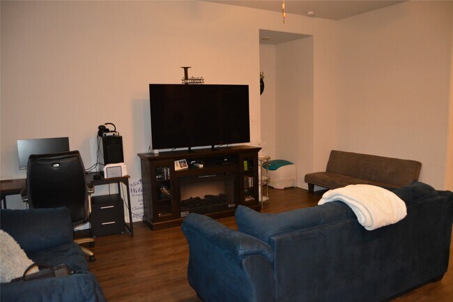 Building Photo - 17616 Cedar Crst Dr