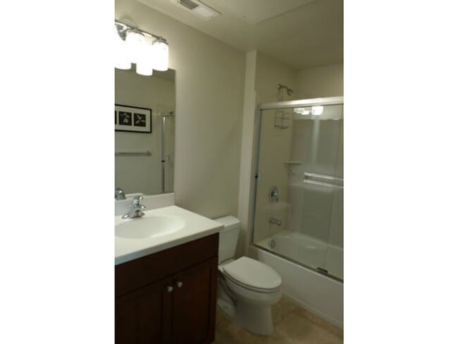 Building Photo - Modern Townhome Style Tri-level 2-BR, 2.5B...