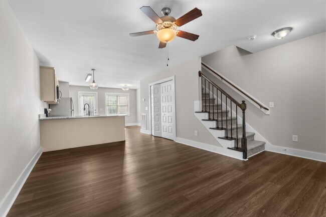 Building Photo - 2 Bedroom 2 Bathroom Town Home Close Proximity To Campbell