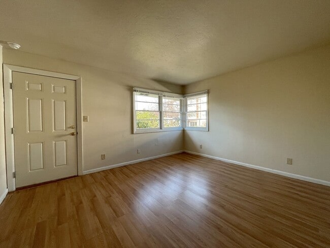 Building Photo - Charming 1 bedroom available in Woodlawn