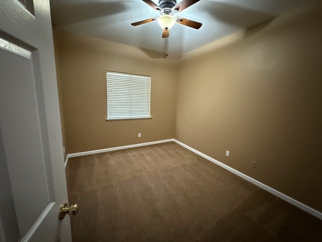 Building Photo - Spacious and Beautiful 4 bedroom luxury ho...
