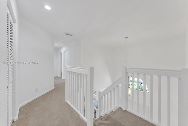 Building Photo - 420 Montclaire Dr
