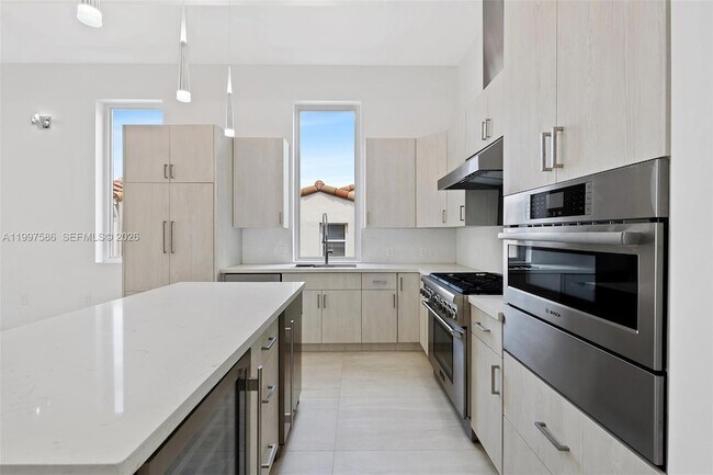 Building Photo - 1615 NE 3rd Ct