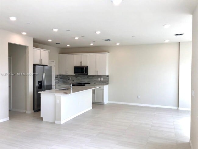 Building Photo - 4984 Greenway Dr
