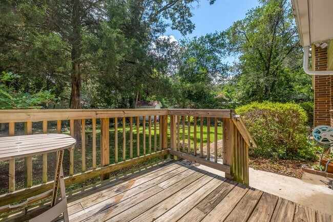 Building Photo - Stunning 3 Bedroom 2 Bathroom Mid-Century ...