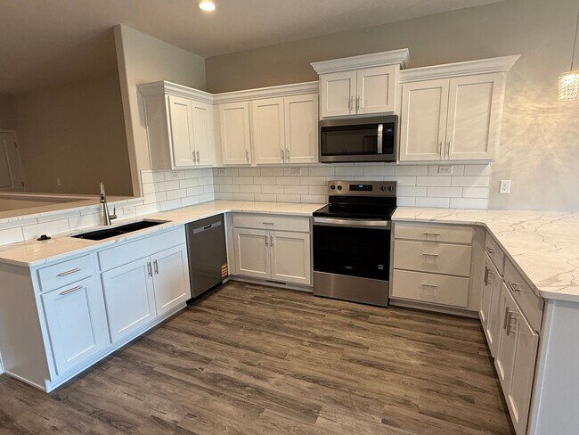 Building Photo - 2 Bedroom/2.5 Bath ranch townhome with 2 stall garage located in SE Lincoln