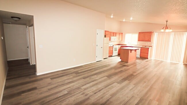 Building Photo - *MOVE IN SPECIAL*  3 Bedroom 2 Bath Single...