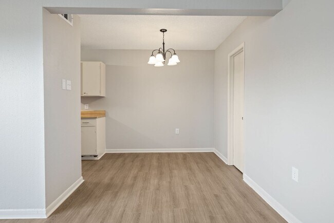 Building Photo - 203 Cougar Ridge