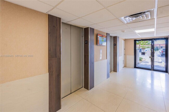 Building Photo - 4164 Inverrary Dr