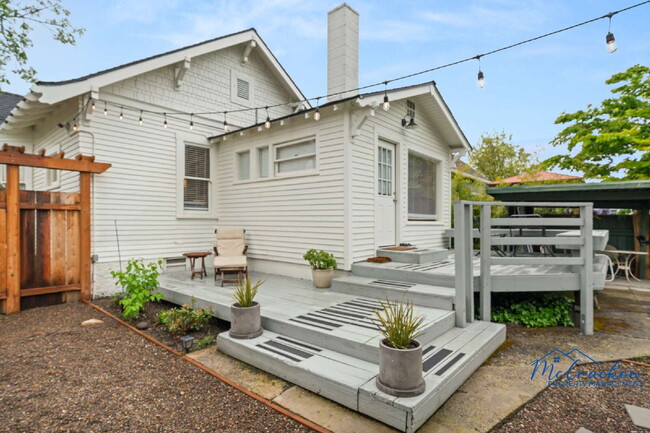 Building Photo - Charming 2-Bedroom Cottage with Modern Com...