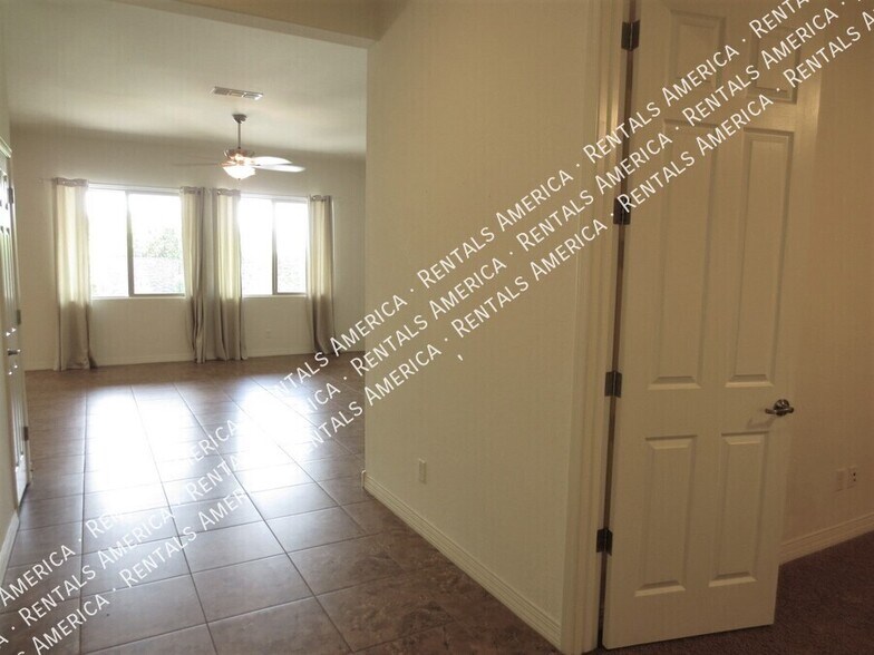 Building Photo - 1133 E Buckingham Ave