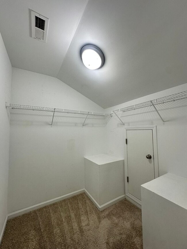 Building Photo - Spacious 3 Bed, 3.5 Bath Townhome in Desirable & Convenient Highland Creek Community!