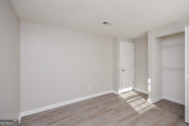 Building Photo - 5176 Martins Crossing Rd