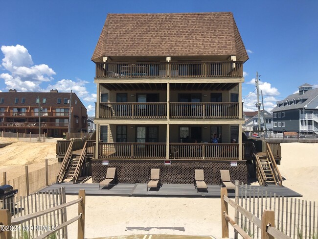 Building Photo - 1926 Oceanfront