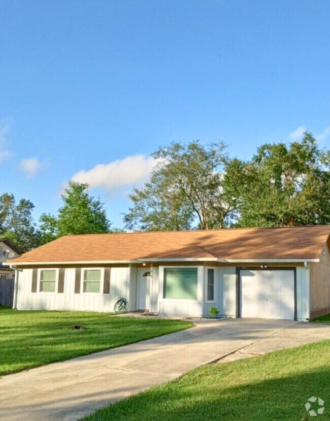 Building Photo - Large fence yard! CLOSE to base!!!