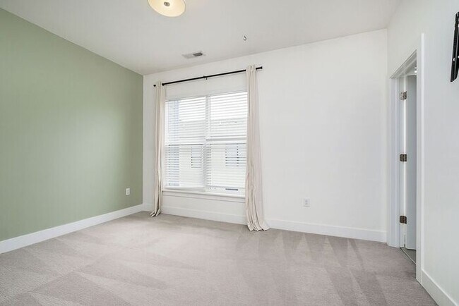 Building Photo - 2 Bed 2.5 Bath Townhome in Herron Morton!