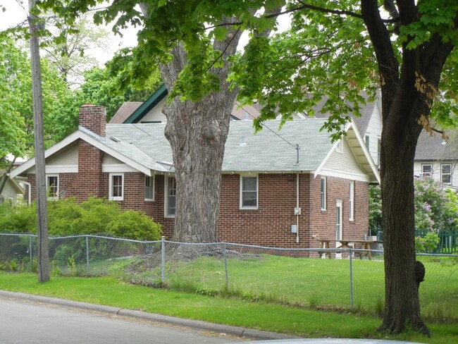 Building Photo - Charming 3-Bed Home with Hardwood Floors and 1400 Sq Ft of Comfort in Minneapolis