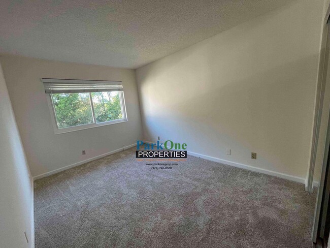 Building Photo - Great 2 bed 1 Bath Condo in Concord Availa...