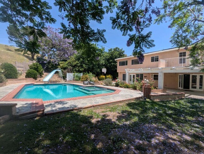 Building Photo - Beautiful and Spacious 4 Bed, 3 Bath Home ...