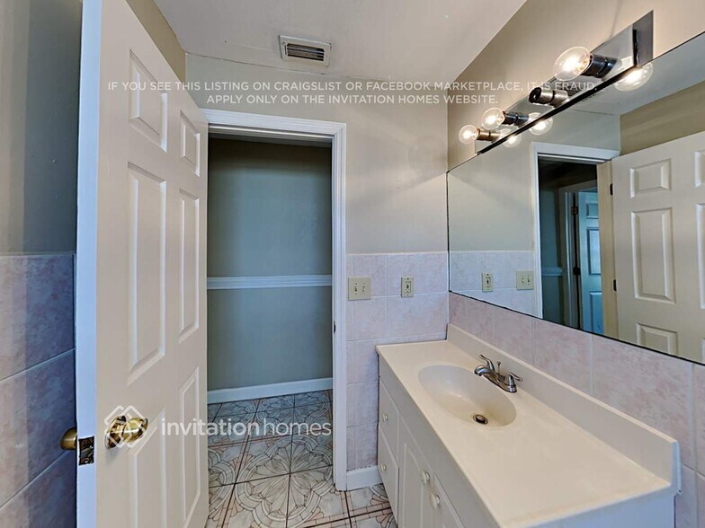 Building Photo - 5850 Lake Grove Dr