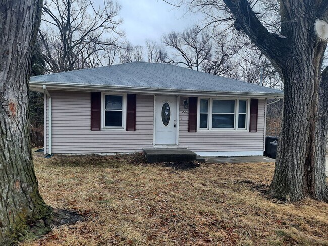 Building Photo - 3 Bedroom, 1 Bathroom Home!