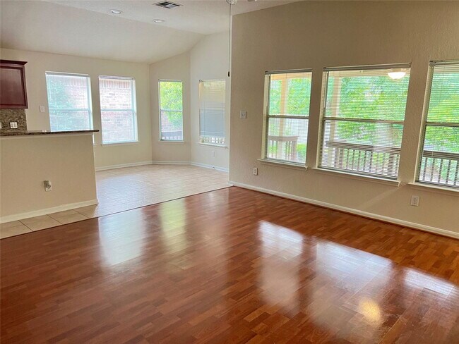 Building Photo - 42 W Foxbriar Forest Cir