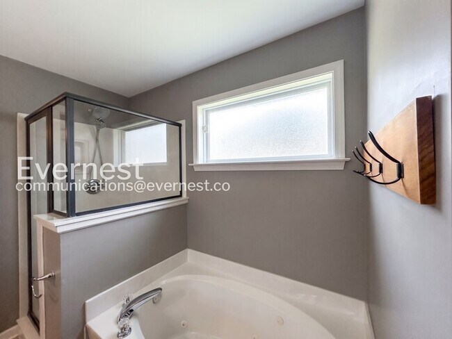 Building Photo - 4 Bed/2.5 Bath Home with Garage / Pet-Friendly / Vouchers Accepted / Available Now!