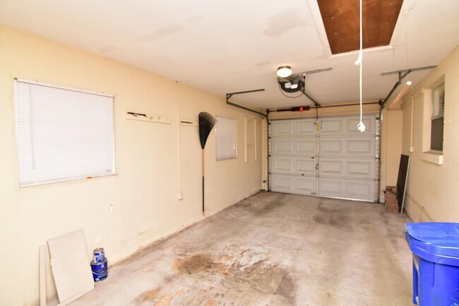 Building Photo - 919 Viscaya Blvd