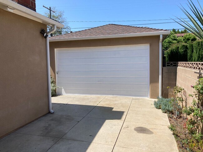 Building Photo - Santa Monica 3bd 2ba