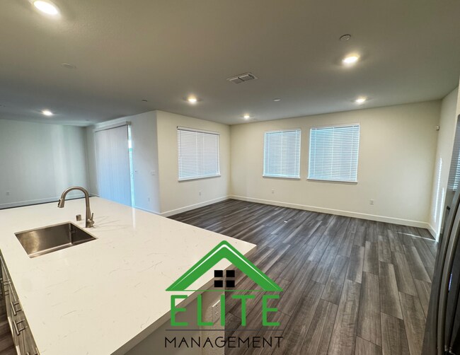 Building Photo - Spacious and Modern 4-Bedroom Home in Desi...