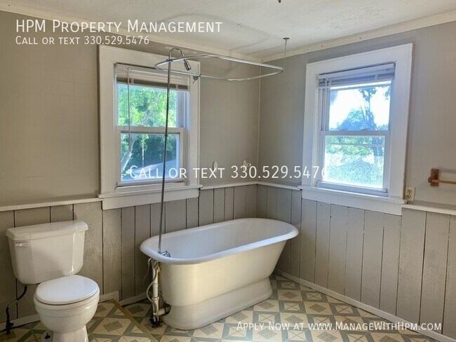 Building Photo - 1525 Miami Ct NE