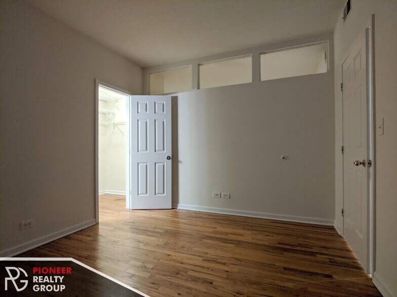Building Photo - 912 W Dakin St