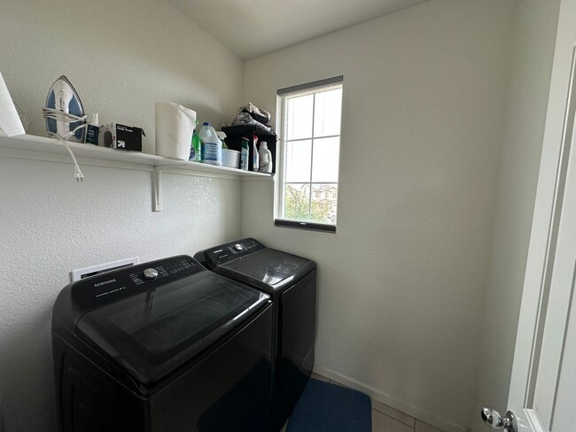 Building Photo - Beautiful two story in Natomas!
