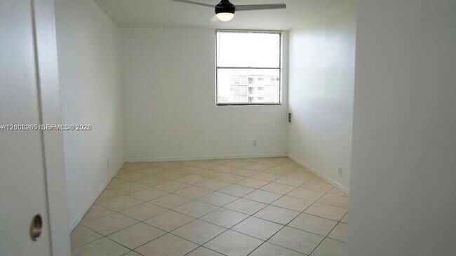 Building Photo - 2771 Riverside Dr